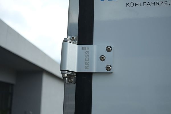 Hecktüren mit eingebauten Verschlüssen und großer Beschriftungsfläche