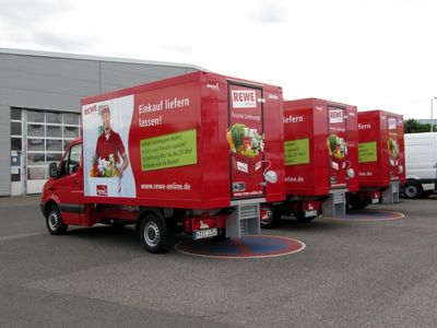 Refrigerated truck for food home delivery