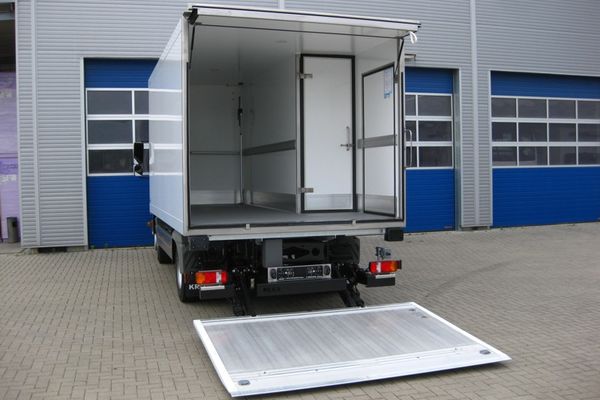 Dual-chamber refrigerated vehicle for refrigerated goods and dry freight