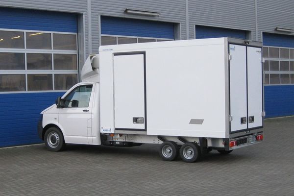 Refrigerated vehicle with super low-frame chassis